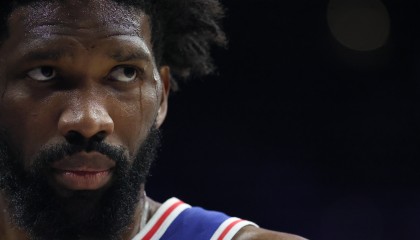 将客战湖人！恩比德在伤病管理缺阵一场后 状态升级为出战成疑